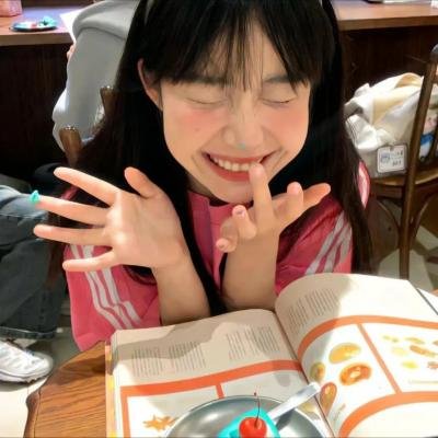 机场实拍：一线女星深夜密会神秘女子，经纪人连夜公关